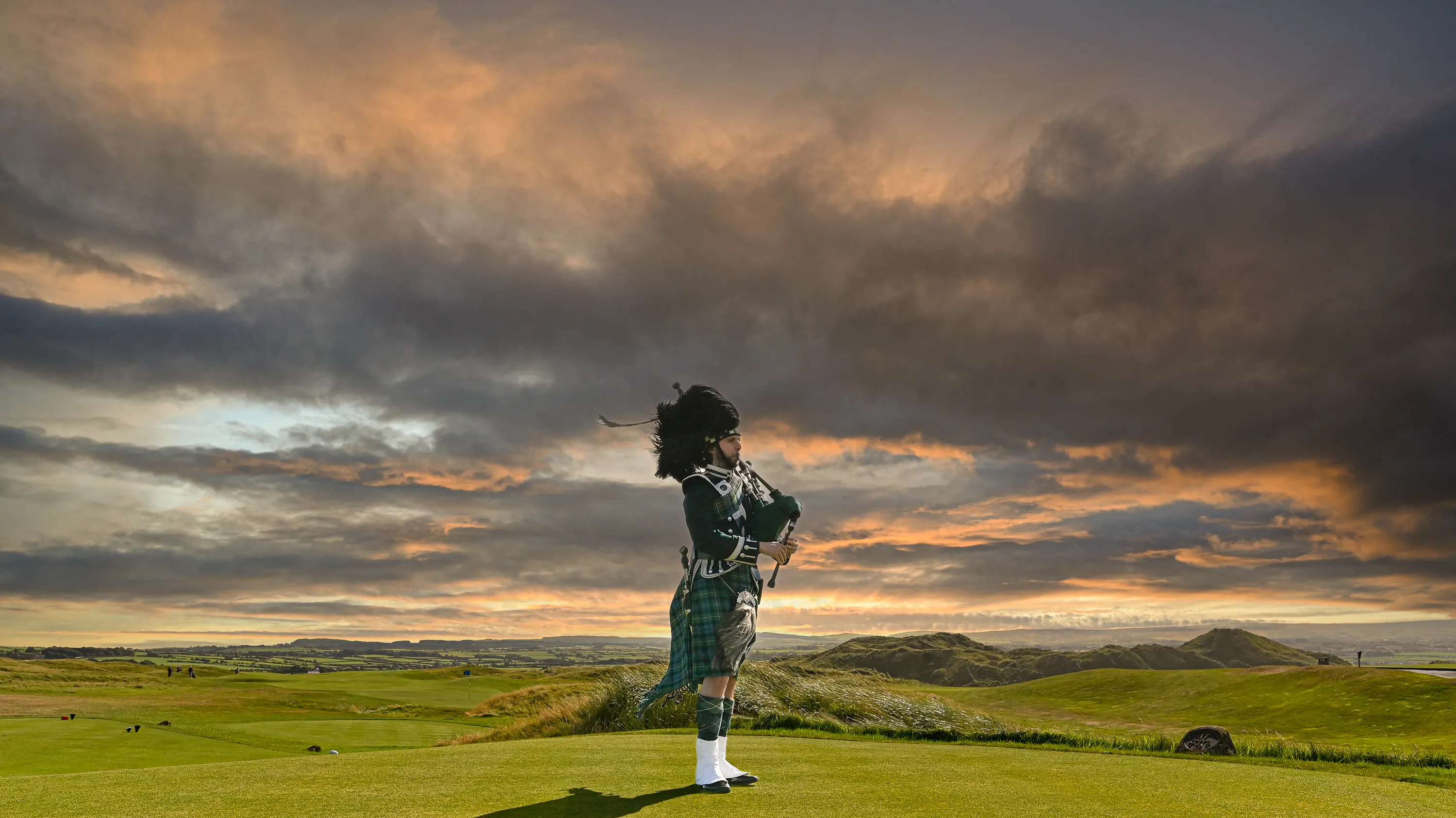 A piper on the tee at last light
